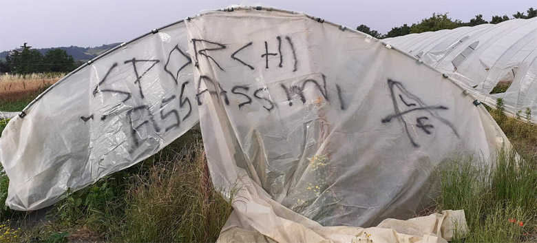 Violenza e devastazioni contro la cooperativa agricola ARVAIA