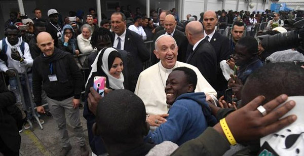 Il Papa degli ultimi tra i migranti di via Mattei